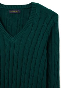 Grüner Kabelstrickpullover mit V-Ausschnitt und gerippten Bündchen. Die Textur zeigt auffällige, gedrehte Zopfmuster über das gesamte Kleidungsstück.