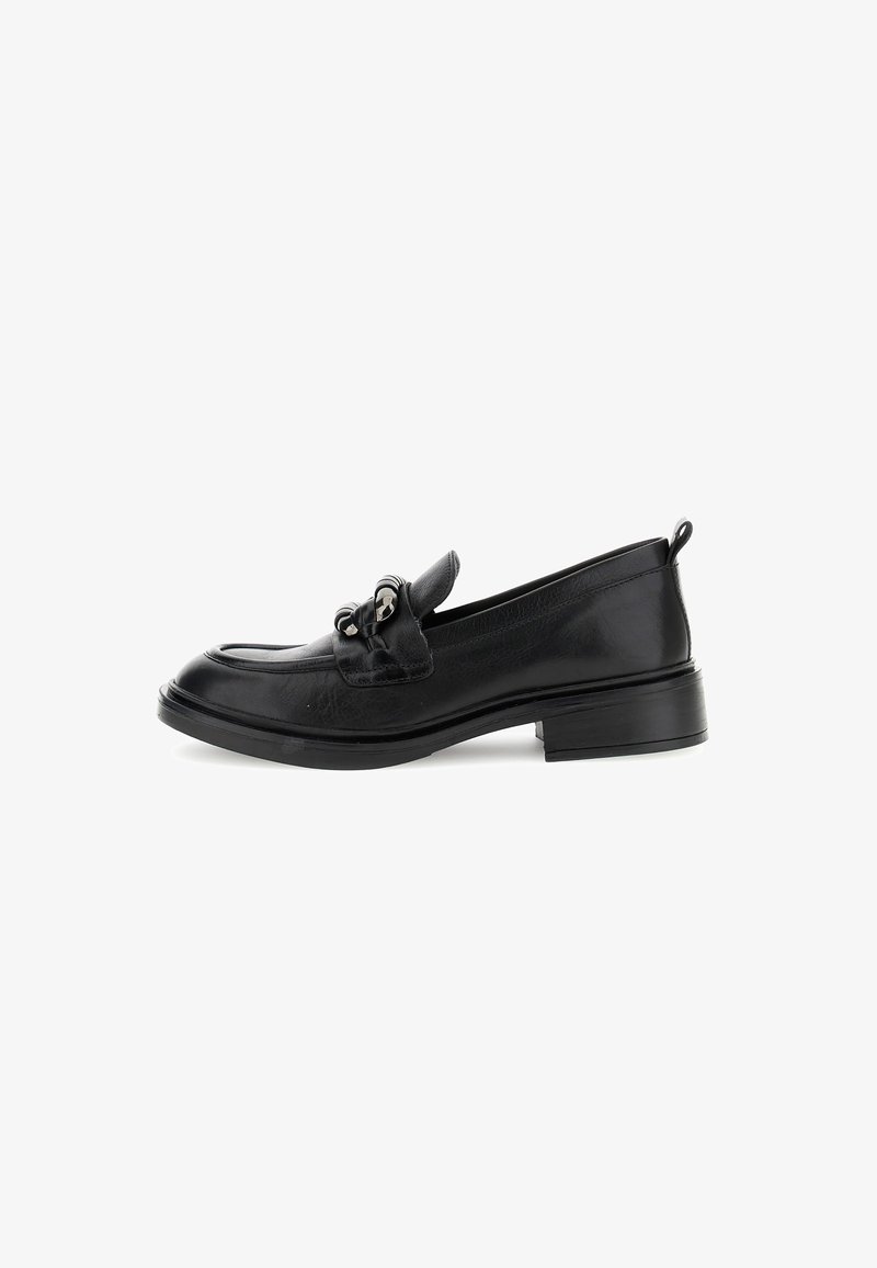 Mocasines de cuero negro con un tacón bajo, que presentan un herraje decorativo y un acabado suave. Punta redondeada y detalle de tirador en la parte trasera.