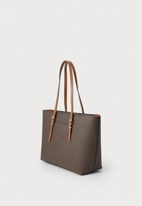 Sac fourre-tout en tissu marron avec un motif imprimé. Doté de deux poignées en cuir marron et d'accents en métal doré.