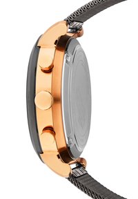 Armbandsur med svart metallkapsel, roseguldfärgade detaljer, tre tryckknappar och ett strukturerat vävt armband. Baksidan har ett cirkulärt mönster.