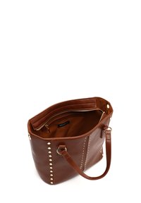 Braune Ledertasche mit goldenen Nietenakzenten, stabilen Griffen und einer Reißverschlusstasche im Inneren. Flacher Boden und weiche Textur.