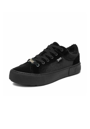 Sneaker nero basso con suola spessa in gomma, lacci neri, fodera in peluche e piccolo logo metallico "Juicy" sul lato.