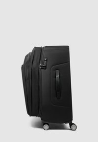 Maleta negra con superficie texturizada, doble cremallera, asa lateral y cuatro ruedas. Cuenta con un candado de combinación para mayor seguridad.