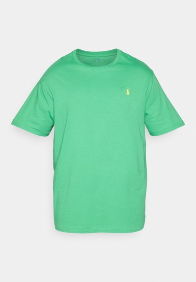 Πράσινο βαμβακερό μπλουζάκι με στρογγυλή λαιμόκοψη, κοντά μανίκια και μικρό κίτρινο λογότυπο στην αριστερή πλευρά του στήθους. Λείος υφασμάτινος χαρακτήρας, άνετη εφαρμογή.