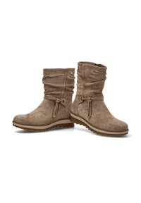 Botines de ante marrón con un diseño arrugado, cuello acolchado, lazo decorativo y una suela de goma con un patrón de pisada texturizado.