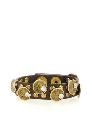 Bracciale in pelle marrone decorato con borchie circolari color oro e piccoli strass trasparenti, chiuso con bottoni automatici.