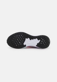Semelle extérieure en caoutchouc noir avec un motif de bande de roulement, équipée d'accents de semelle intermédiaire blancs. Comprend un logo Nike en blanc sur la semelle.