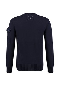 Dunkelblauer Strickpullover mit Rundhalsausschnitt, geripptem Saum und einer aufgesetzten Tasche am linken Ärmel, die mit einem Knopf verziert ist.