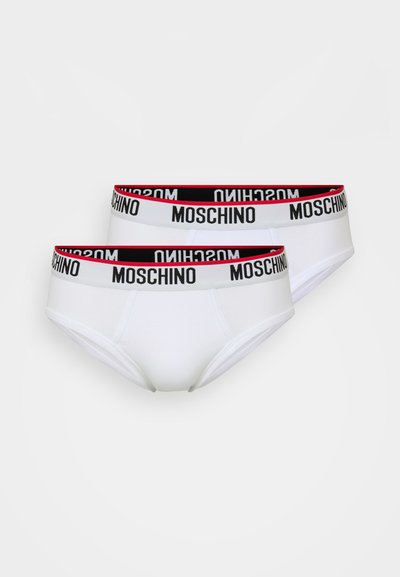 Fehér pamut alsónemű szett fekete derékpánttal, amelyen a "Moschino" márkajelzés és piros részletek találhatók. Simító textúra, közepes magasságú kialakítás, két pár található a szettben.