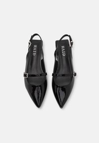 Zwarte gepatineerde leren slingback-hakken met puntige neuzen, gespsluiting en een gladde textuur. Merknamen weergegeven op de binnenzool.