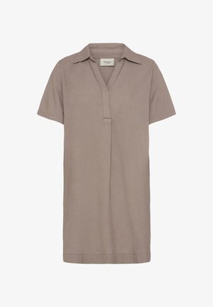 Taupekleurige jurk met korte mouwen, een kraag en een verborgen voorplooi, met het label "Fransa".