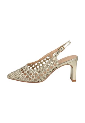 Tacón slingback dorado de punta afilada con empeine de rejilla tejida y correa ajustable con hebilla.