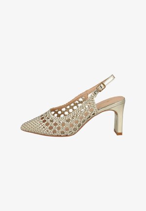 Tacón slingback dorado de punta afilada con empeine de rejilla tejida y correa ajustable con hebilla.