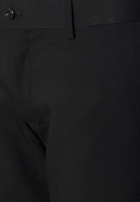 Pantalones negros ajustados hechos de tela suave, con un cierre de botón único y un diseño de frente plano con detalles de costura sutiles.