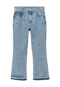 Jean en denim bleu clair avec broderie florale en rose et vert. Design à jambes évasées avec ourlets effilochés pour un look décontracté.