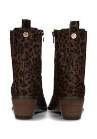 Botas de tobillo con estampado de leopardo marrón, hechas de un material texturizado de piel con pelo, que cuentan con cremalleras negras, tiradores en el talón y tacones de madera apilados.