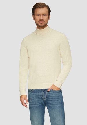 Pull en col roulé en tissu tricoté, avec des manches longues, des poignets et un ourlet côtelés, associé à un jean bleu délavé. Design simple, sans motifs.