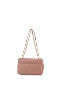 Prošívaná taška v barvě narůžovělé vyrobená z jemného materiálu, s horním klopovým zavíráním, zlatým řetízkovým ramenním popruhem a obdélníkovým tvarem s hladkým povrchem.