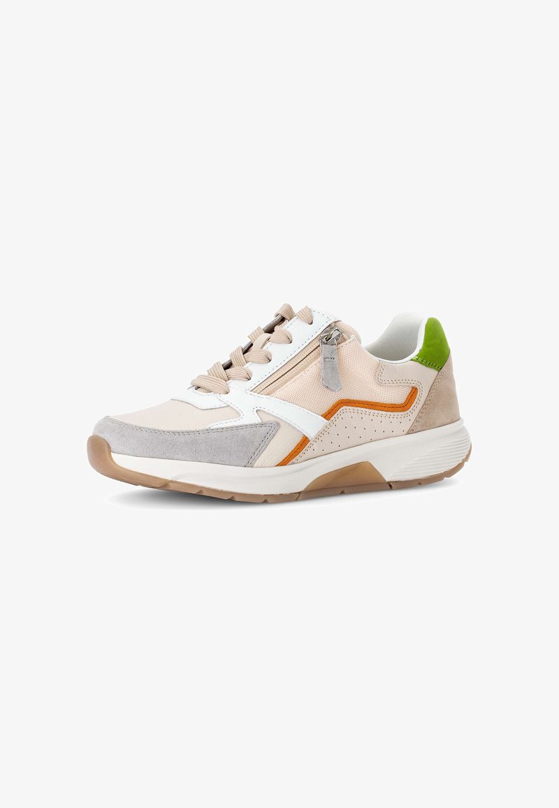 Beige en grijze sneaker met een textuur bovenwerk, witte accenten, oranje en groene details, voorzien van een zijrits en een geperforeerd ontwerp.
