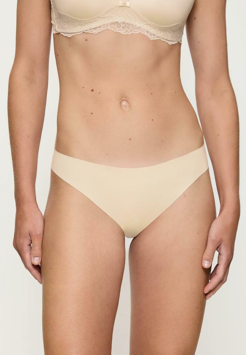 Beżowe majtki bikini z mieszanki bawełny o niskim stanie, gładkiej fakturze i minimalnych szwach, co zapewnia bezszwowy wygląd.