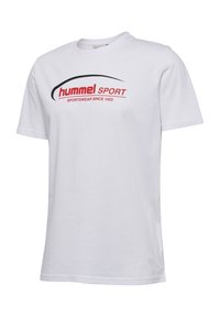 T-shirt en coton blanc avec une ligne courbée noire et le logo rouge "hummel" accompagné du texte "SPORT" et "SPORTSWEAR SINCE 1923" en dessous. Manches courtes.