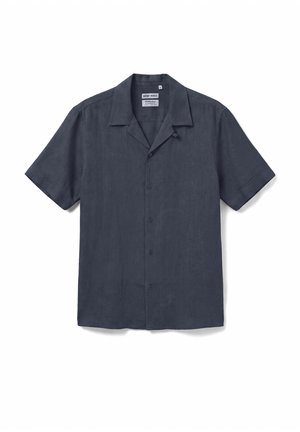 Chemise gris foncé à manches courtes avec boutons, col camp, ourlet droit et tissu léger en lin sur fond blanc.