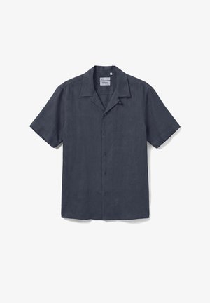 Chemise gris foncé à manches courtes avec boutons, col camp, ourlet droit et tissu léger en lin sur fond blanc.