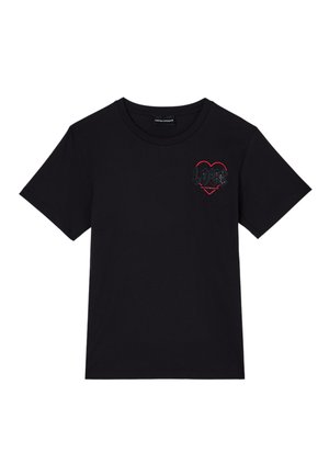 T-shirt nera a maniche corte con scollo rotondo, con un cuore rosso e la scritta nera "LOVE" sul lato sinistro del petto.
