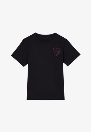 T-shirt nera a maniche corte con scollo rotondo, con un cuore rosso e la scritta nera "LOVE" sul lato sinistro del petto.