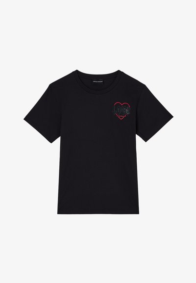 T-shirt nera a maniche corte con scollo rotondo, con un cuore rosso e la scritta nera "LOVE" sul lato sinistro del petto.