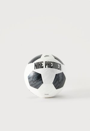 Balón de fútbol Nike Premier blanco y negro con letras llamativas, sobre un fondo claro y sencillo. No hay personas ni objetos adicionales visibles.