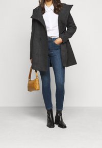 Vero Moda Petite Vaqueros pitillo - blue denim