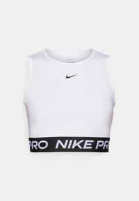 Biały sportowy krótki top wykonany z gładkiej tkaniny, z czarnym logo Nike na piersi oraz czarną elastyczną opaską z białym napisem "NIKE PRO".