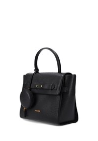 Schwarze, strukturierte Handtasche mit einer geformten Silhouette, einem oberen Griff und einem abnehmbaren, runden Münzfach. Verfügt über goldene Hardware-Details und Branding.