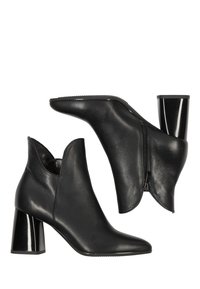 Botine din piele neagră până la gleznă, cu vârf ascuțit, margini curbe, fermoare pe laterale și toc bloc lucios. Textură netedă și design elegant.