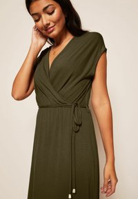 Friends Like These SHORT SLEEVE REGULAR FIT - Trikotāžas kleita - khaki green