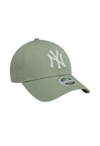 Gorra de béisbol verde hecha de tela con una corona estructurada, que presenta un logotipo blanco bordado en la parte frontal y una visera curva.