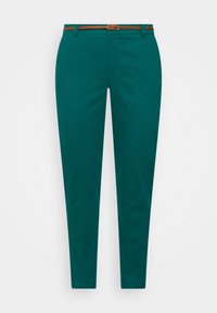 Tyrkysové kalhoty s úzkým střihem, doplněné hnědým pásem. Vyrobené z hladkého materiálu, s kapsami a poutky na pásek, navržené pro elegantní vzhled.