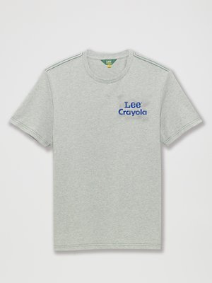 T-shirt en coton gris à manches courtes, arborant les logos bleus "Lee" et "Crayola" sur le devant et des coutures contrastantes sur les épaules.