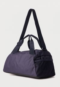 Σκούρο μπλε γυμναστηριακή τσάντα από νάιλον με διπλές λαβές, ρυθμιζόμενο ιμάντα ώμου και δίχτυ πλαϊνής τσέπης σε λευκό φόντο.