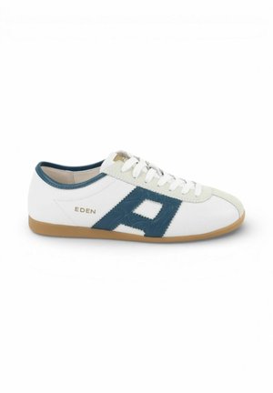 Witte lage sneaker met blauwe zijdetails, witte veters, beige zool en de tekst "EDEN" aan de zijkant.