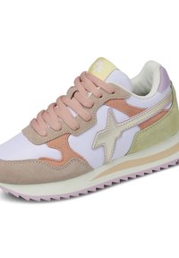Sneaker realizzato con materiali misti tra cui suede e rete. Colori: bianco, rosa, verde chiaro e beige. Presenta una suola frastagliata e un accento con il logo.