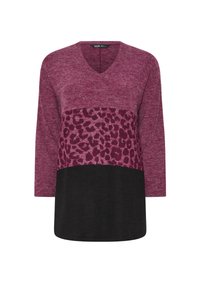 Pull en V à manches longues avec trois blocs de couleur : haut maroon chiné, milieu en motif léopard maroon et bas noir uni.