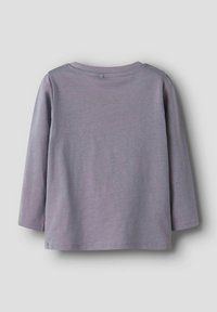 Koszula z długim rękawem w jasno-fioletowym bawełnianym materiale z prążkowanym, okrągłym dekoltem i wykończonymi krawędziami. Gładka faktura; prosty design bez wzorów ani ozdób.