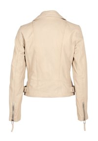 Beige leren jas met een getailleerd ontwerp, notch-kraag, ritssluitingen bij de mouwen en naaddetails aan de achterkant. Gladde textuur en minimalistische stijl.
