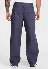 Mornarske cargo hlače sproščenega kroja, narejene iz trpežnega blaga. Imajo velike zadnje in bočne žepe, vezenje ter subtilno blagovno znamko.