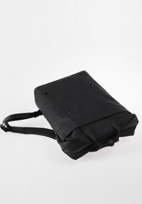 Schwarzer rechteckiger Rucksack mit einer vorderen Reißverschlusstasche, gepolsterten Schulterriemen und doppelten Tragegriffen oben vor weißem Hintergrund.