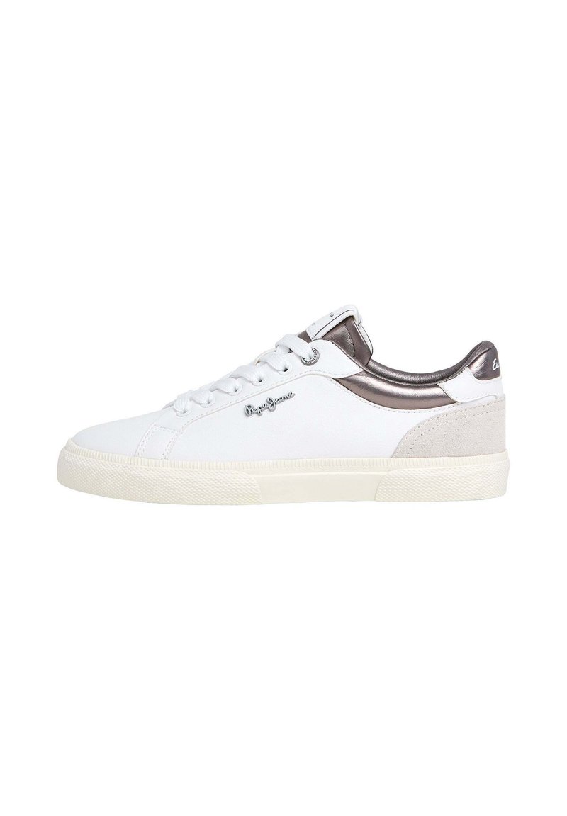 Sneakers bianchi con una superficie liscia, dettagli metallici grigi, tacco in suede beige e suola in gomma con motivo. Presentano un design con lacci e logo.