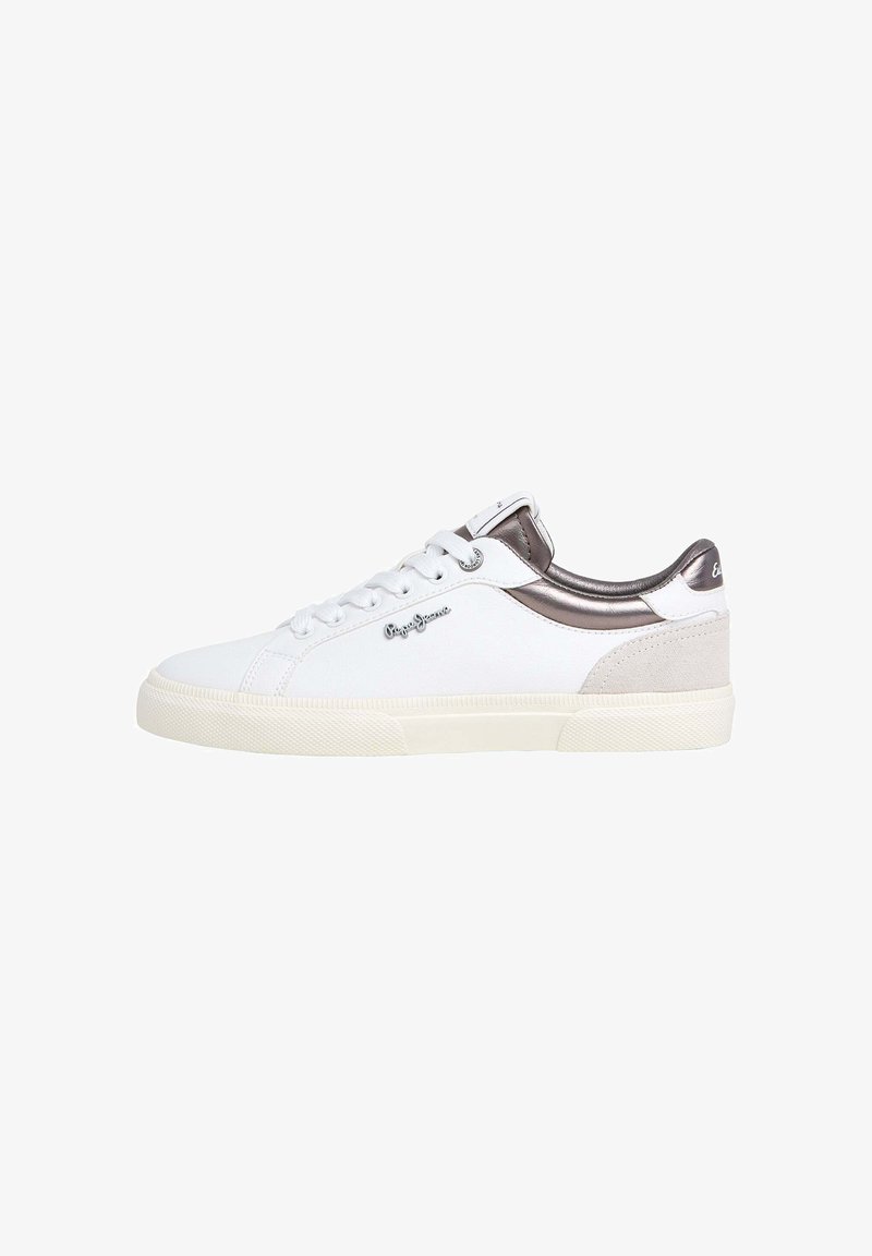 Sneakers bianchi con una superficie liscia, dettagli metallici grigi, tacco in suede beige e suola in gomma con motivo. Presentano un design con lacci e logo.