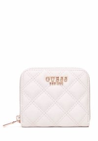 Portafoglio bianco trapuntato con logo "GUESS" in tonalità oro e chiusura con zip. Presenta un motivo a rombi e una texture liscia. Design compatto.